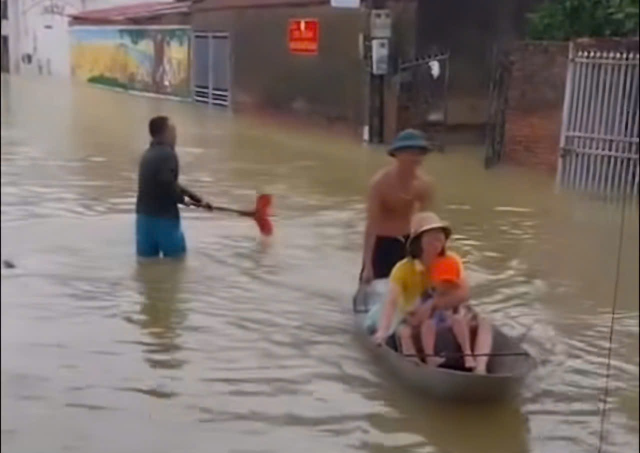 Nước sông Thương tràn đê, cô lập hơn 2.000 hộ dân tại Bắc Giang- Ảnh 1. Nước sông Thương tràn đê, cô lập hơn 2.000 hộ dân tại Bắc Giang- Ảnh 1.