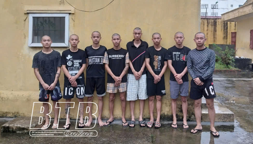 Khởi tố 8 đối tượng điều khiển xe máy mang theo hung khí gây rối trật tự công cộng- Ảnh 1. Khởi tố 8 đối tượng điều khiển xe máy mang theo hung khí gây rối trật tự công cộng- Ảnh 1.