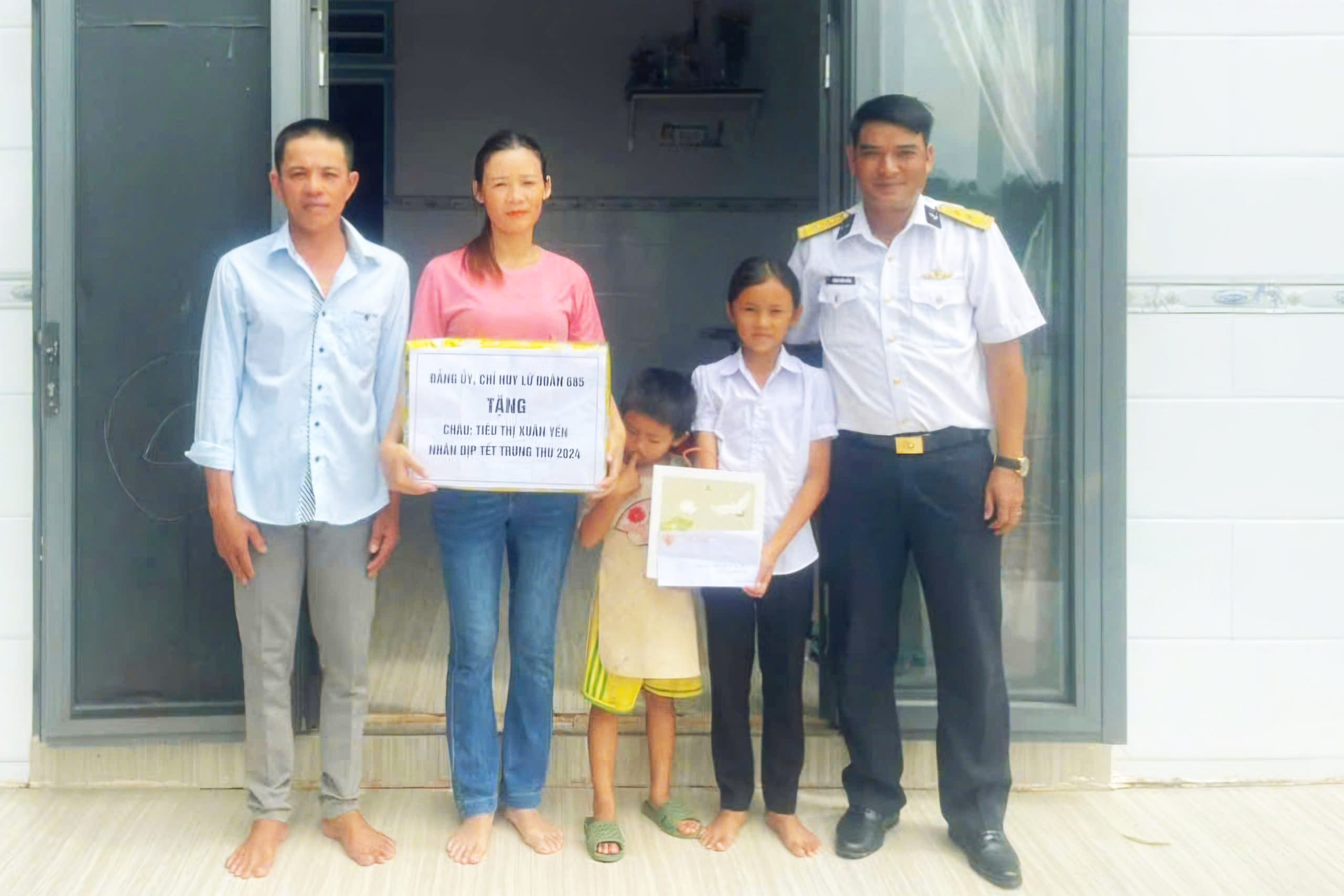 Lữ đoàn 685 thăm, tặng quà con ngư dân nhân dịp tết Trung thu