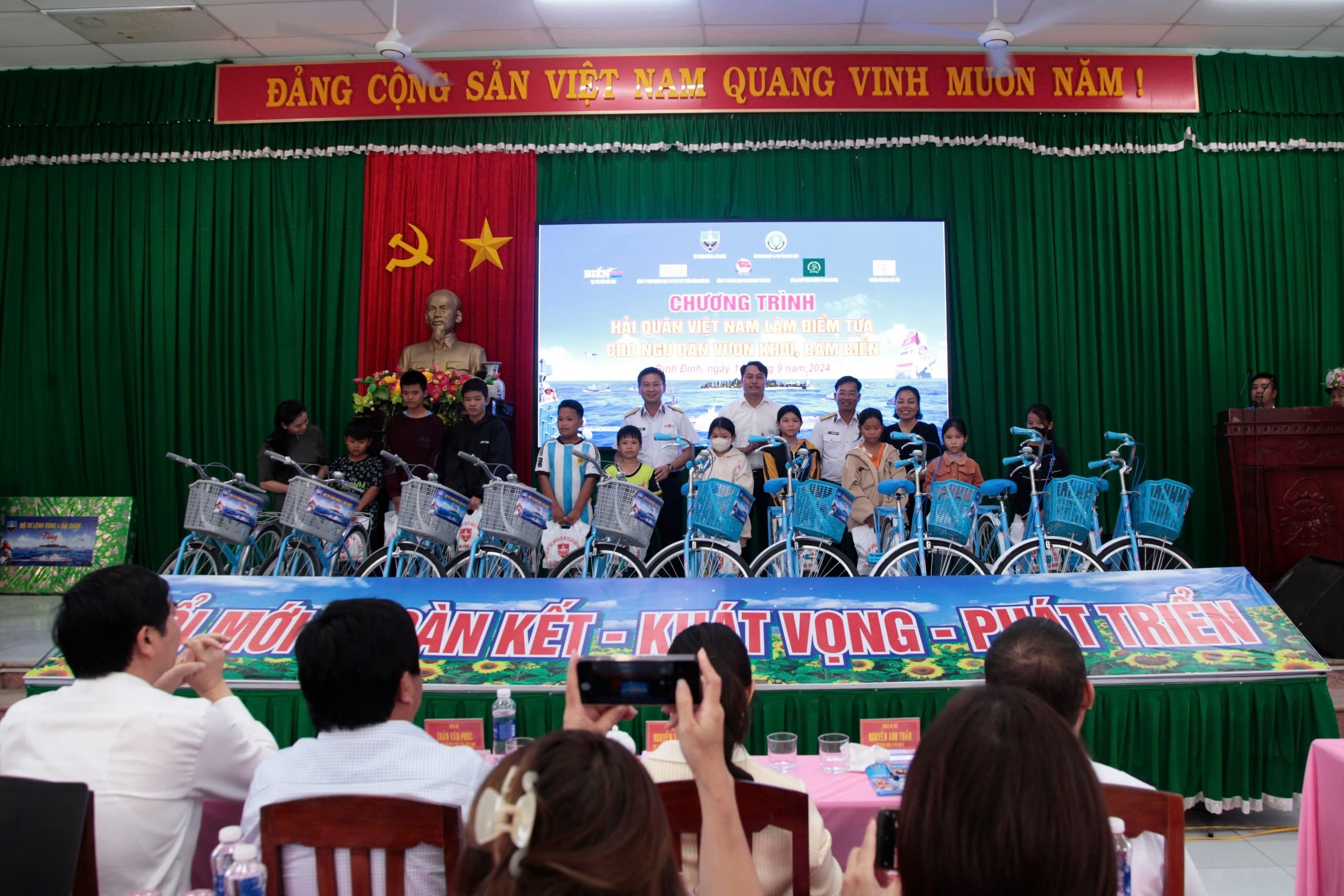 Vùng 4 Hải quân cùng ngư dân Bình Định vươn khơi bám biển