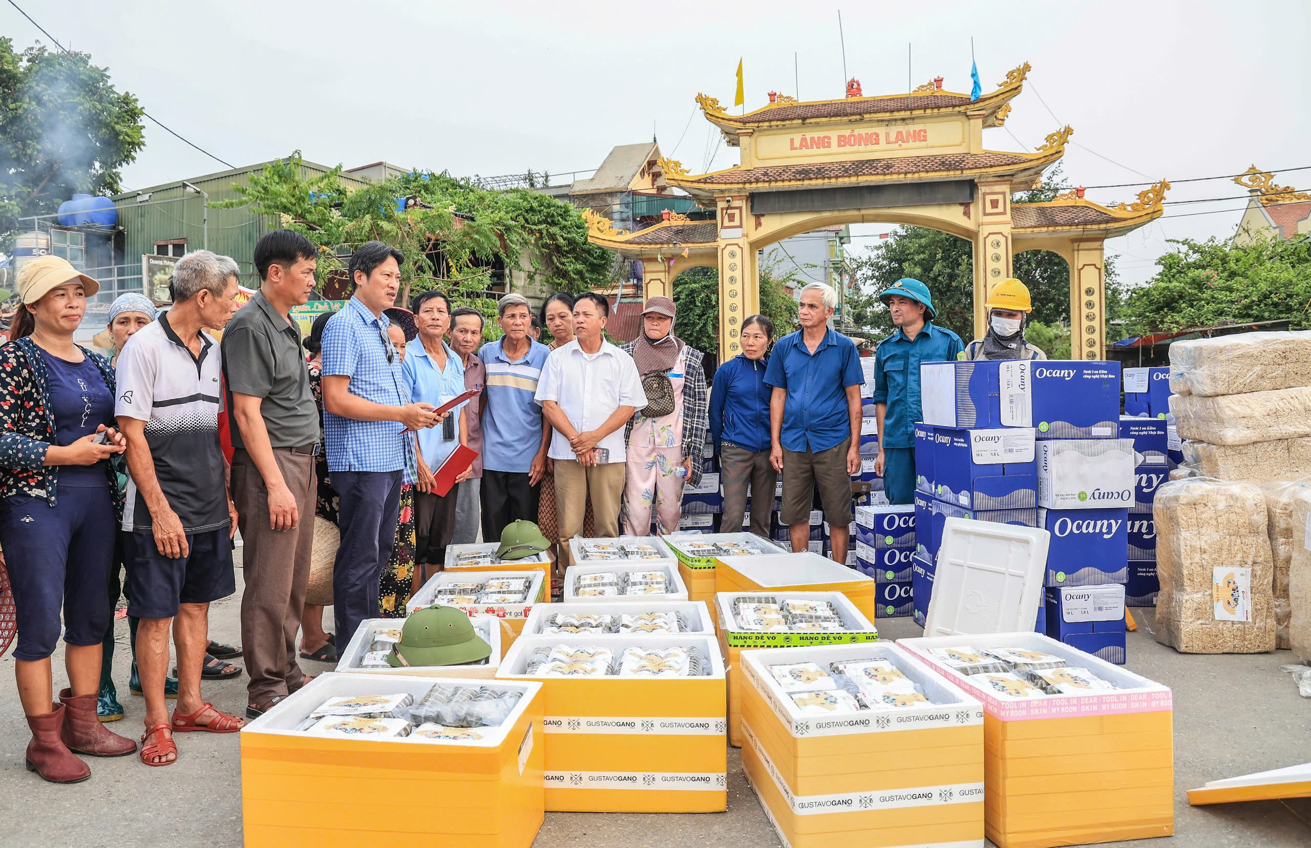 1.000 bánh tét Cần Thơ "bay" tới vùng lụt Hà Nam chỉ sau nửa ngày- Ảnh 1. 1.000 bánh tét Cần Thơ "bay" tới vùng lụt Hà Nam chỉ sau nửa ngày- Ảnh 1.