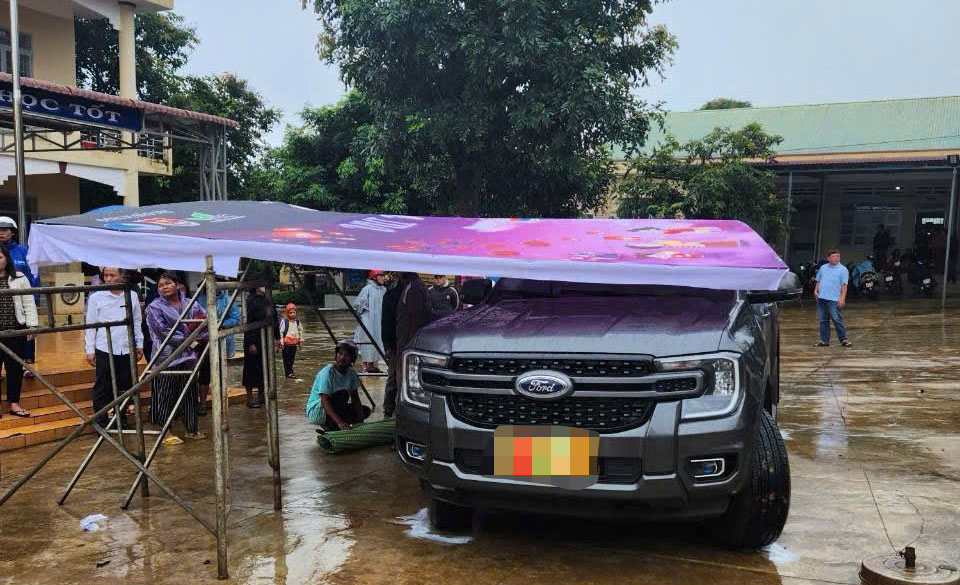 Phụ huynh lùi xe trong sân trường, tông tử vong một học sinh lớp 2- Ảnh 1. Phụ huynh lùi xe trong sân trường, tông tử vong một học sinh lớp 2- Ảnh 1.