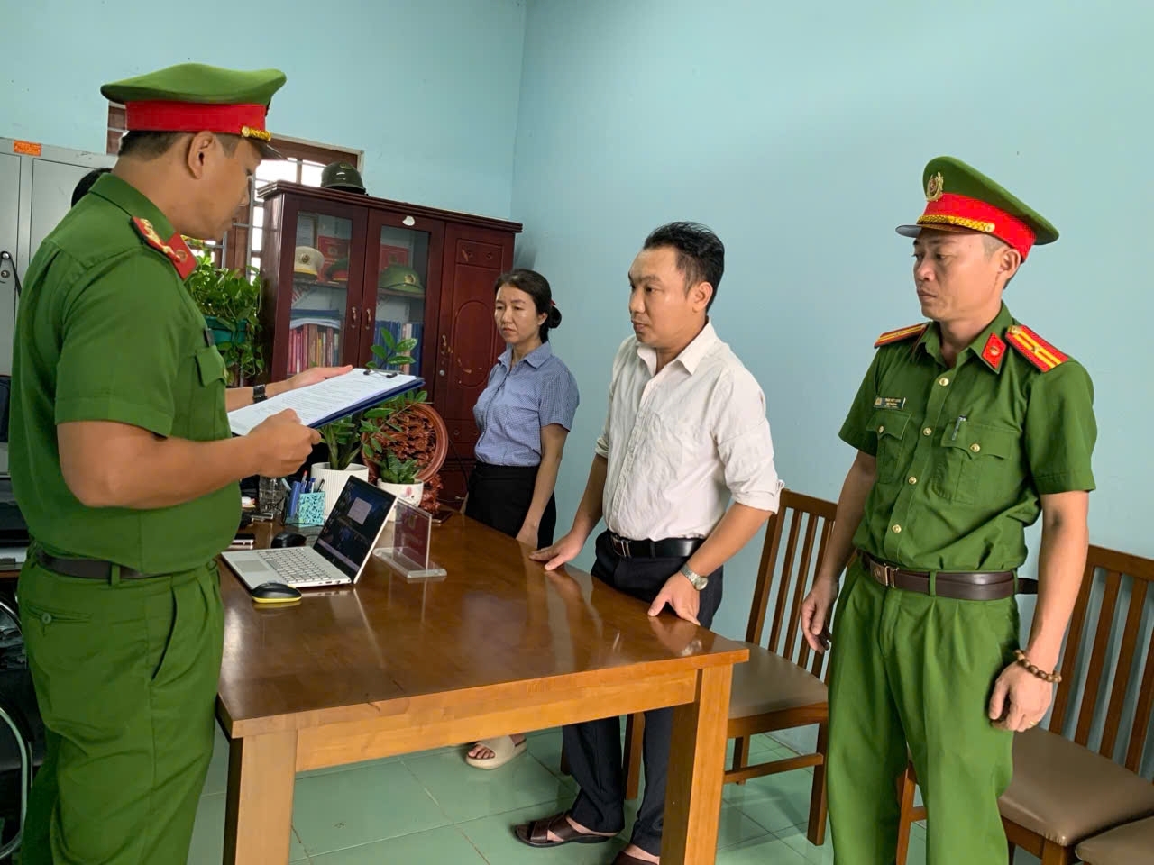 Sai phạm trong chứng thực, một cán bộ xã ở Quảng Nam bị bắt- Ảnh 1.