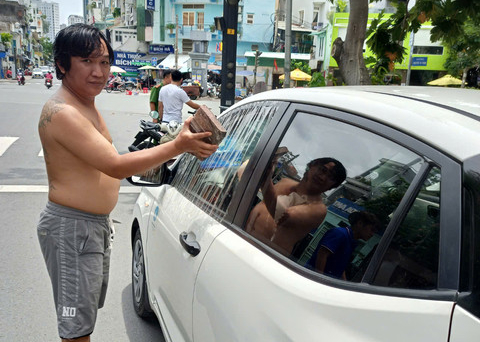 Khởi tố, bắt tạm giam kẻ đập vỡ kính, uy hiếp tài xế ô tô công nghệ- Ảnh 1.