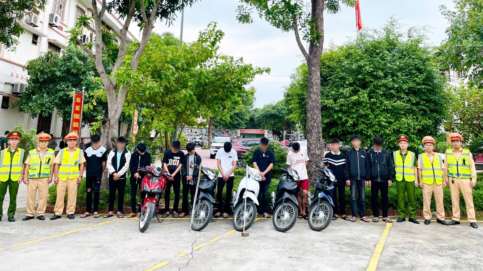 Bắt nhóm thanh, thiếu niên đi xe không biển, mang hung khí chém người đi đường- Ảnh 1.