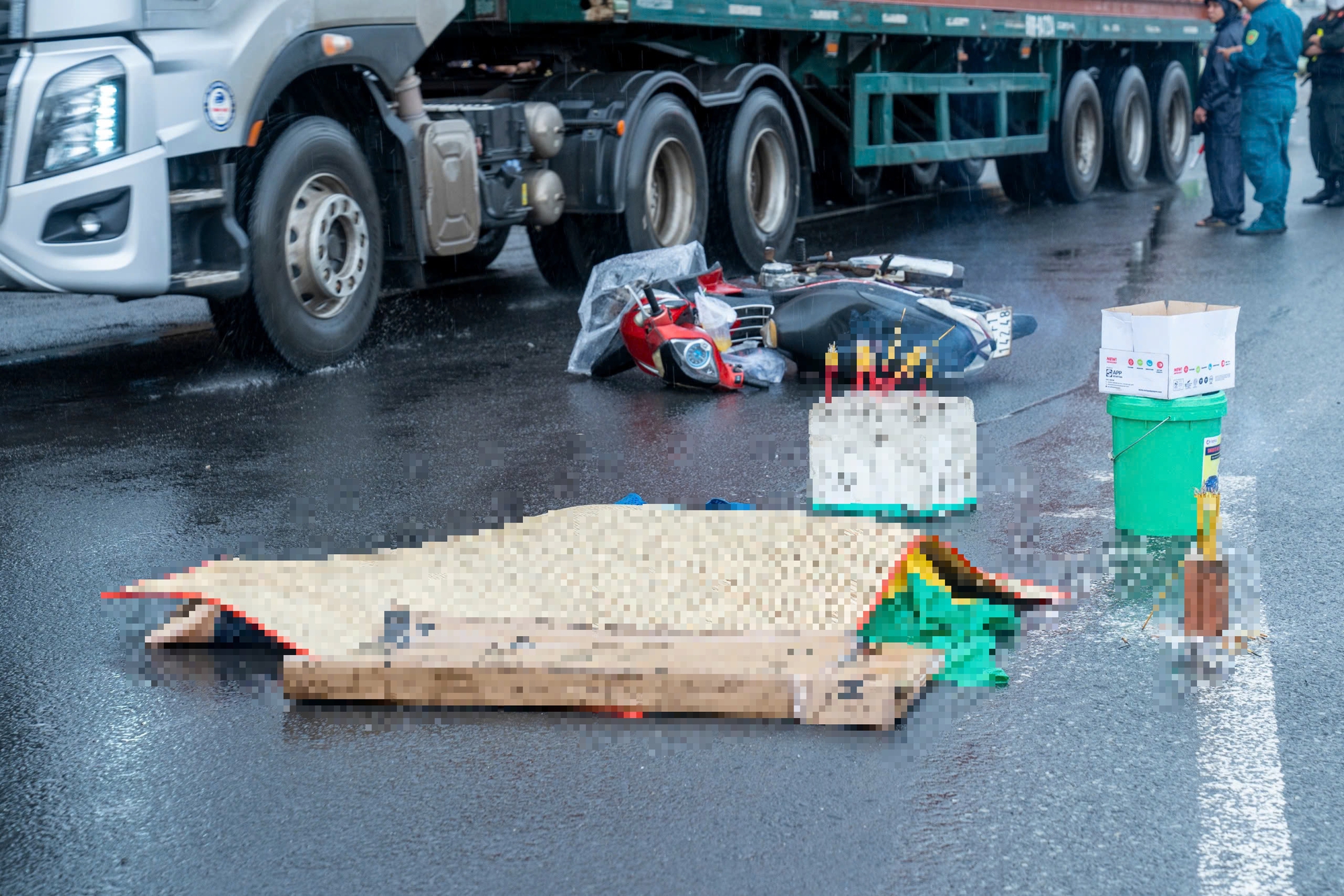 Khởi tố tài xế xe đầu kéo tông chết người đi xe máy trên quốc lộ 51- Ảnh 1. Khởi tố tài xế xe đầu kéo tông chết người đi xe máy trên quốc lộ 51- Ảnh 1.