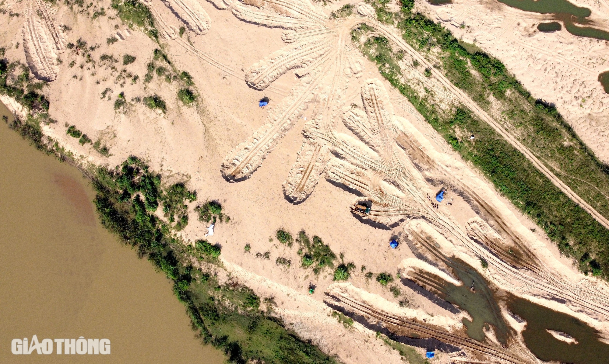 Theo dấu đoàn xe chở cát quá tải hơn 400% hoạt động liên tỉnh- Ảnh 1.