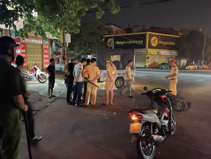 Nhắc nhở không được, nam thanh niên đánh đối tượng đi xe lạng lách, nẹt pô- Ảnh 1.