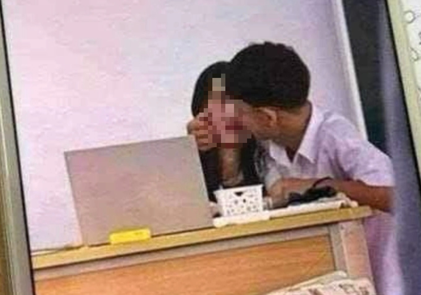Xác minh clip được cho là cô giáo và nam sinh thân mật trong lớp học tại Hà Nội- Ảnh 1.