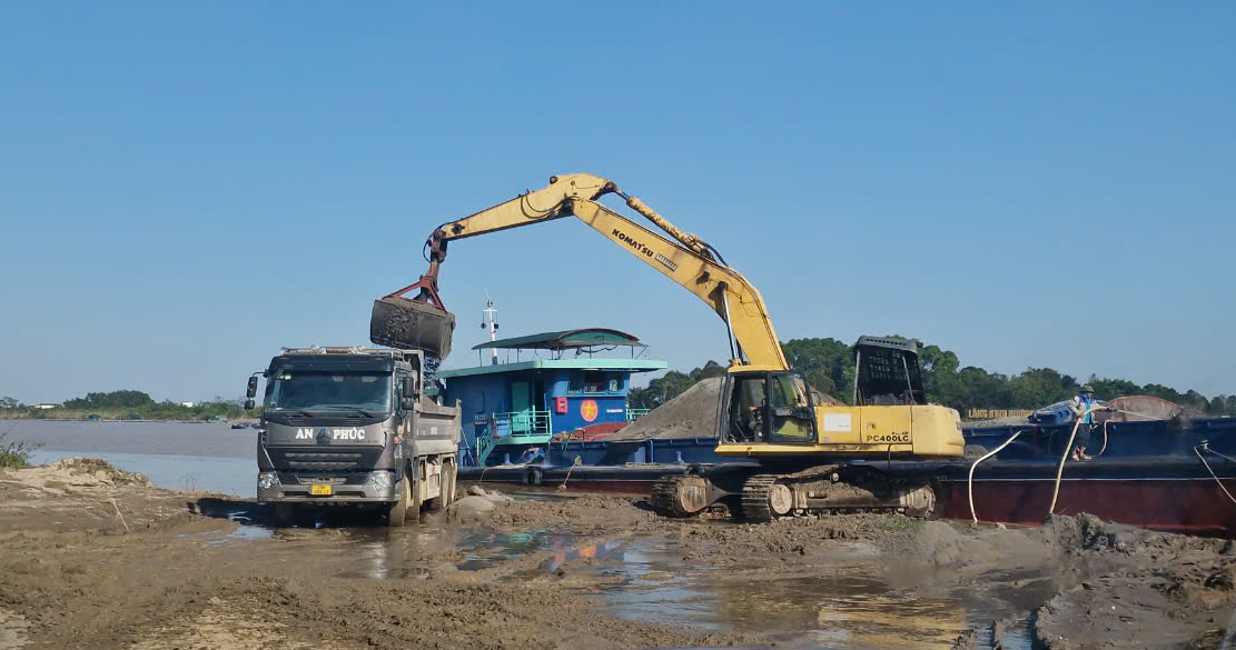 Phục vụ xong dự án xây cầu, trạm trộn bê tông hoạt động trái phép- Ảnh 1. Phục vụ xong dự án xây cầu, trạm trộn bê tông hoạt động trái phép- Ảnh 1.