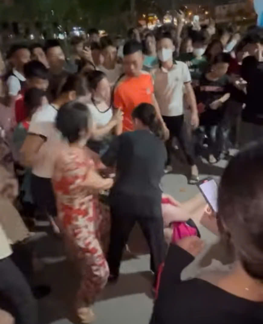 Đánh ghen, lột đồ người khác giữa phố, 3 người phụ nữ bị khởi tố- Ảnh 1.