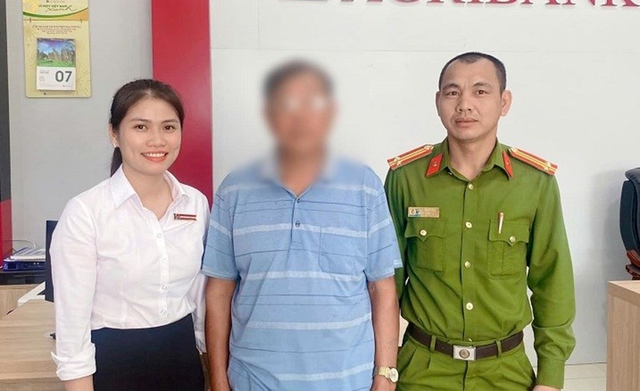 Thấy khách bất an, nhân viên ngân hàng kịp thời ngăn chặn vụ giả công an lừa đảo- Ảnh 1.