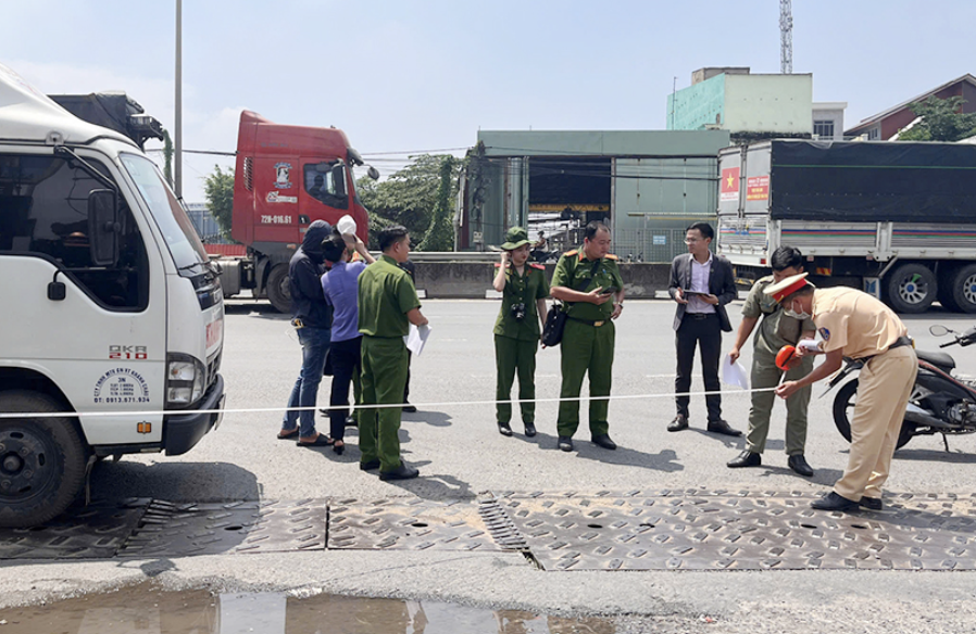 Dựng lại hiện trường vụ xe tải tông chết người trên QL51 xôn xao dư luận- Ảnh 1. Dựng lại hiện trường vụ xe tải tông chết người trên QL51 xôn xao dư luận- Ảnh 1.