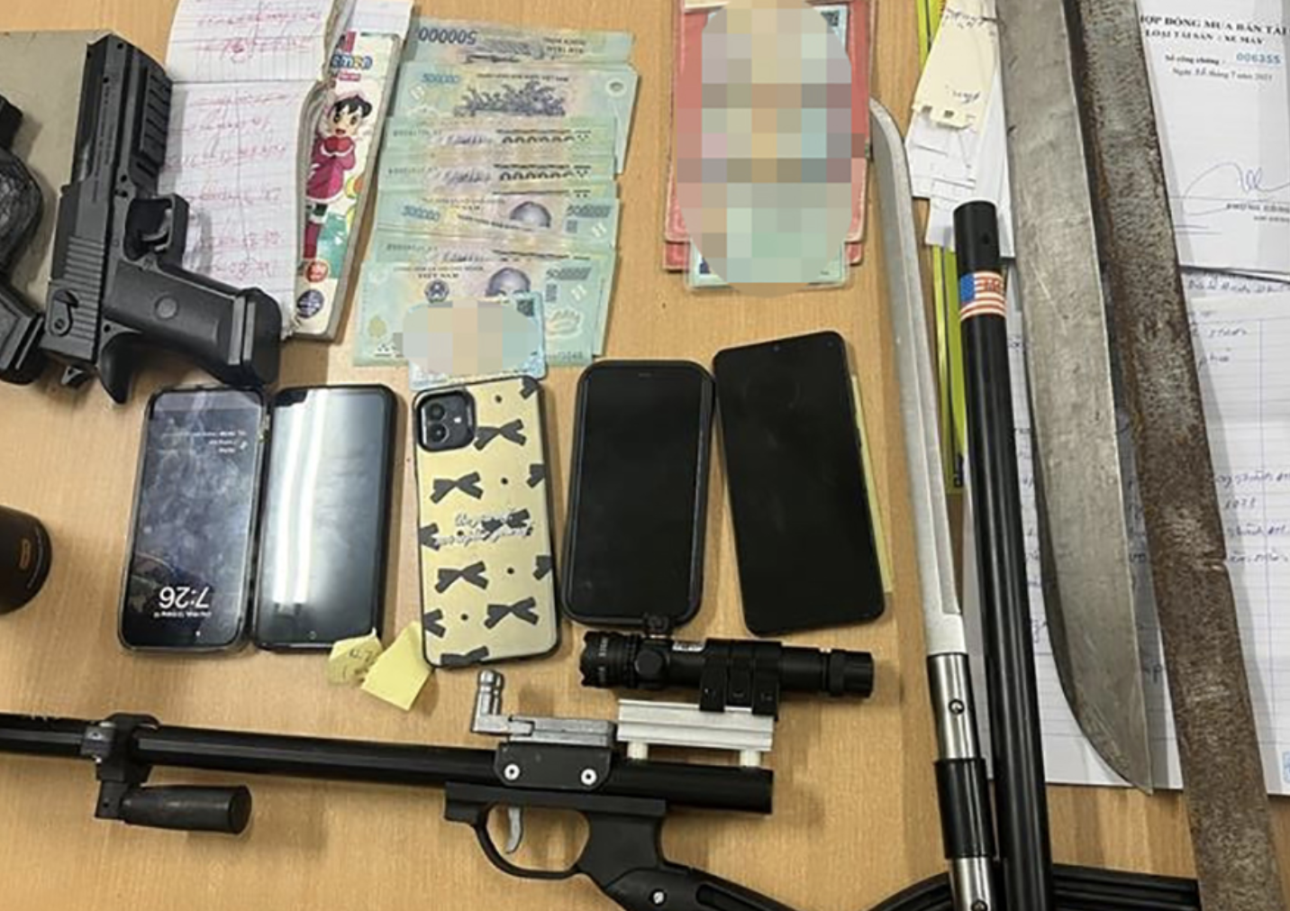 Bắt kẻ cho vay nặng lãi, phát hiện nhiều sổ ghi nợ, súng và mã tấu- Ảnh 1.