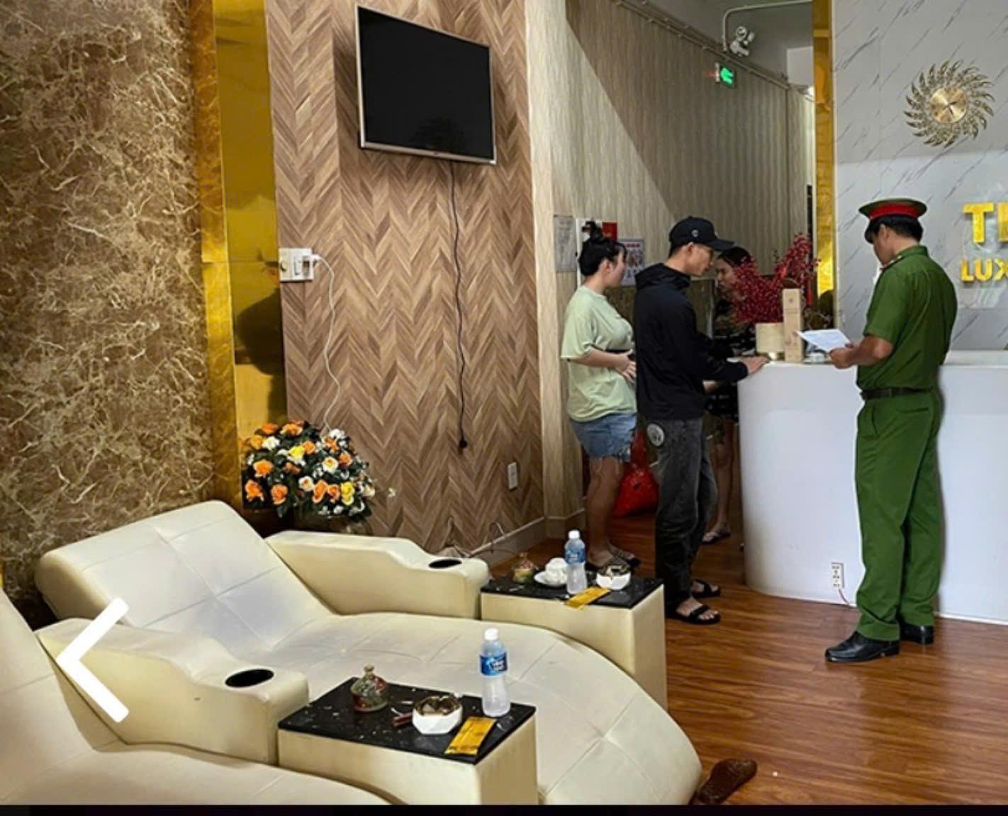 Bắt giam chủ quán massage nhốt 6 nhân viên nữ ở Bình Thuận- Ảnh 1.