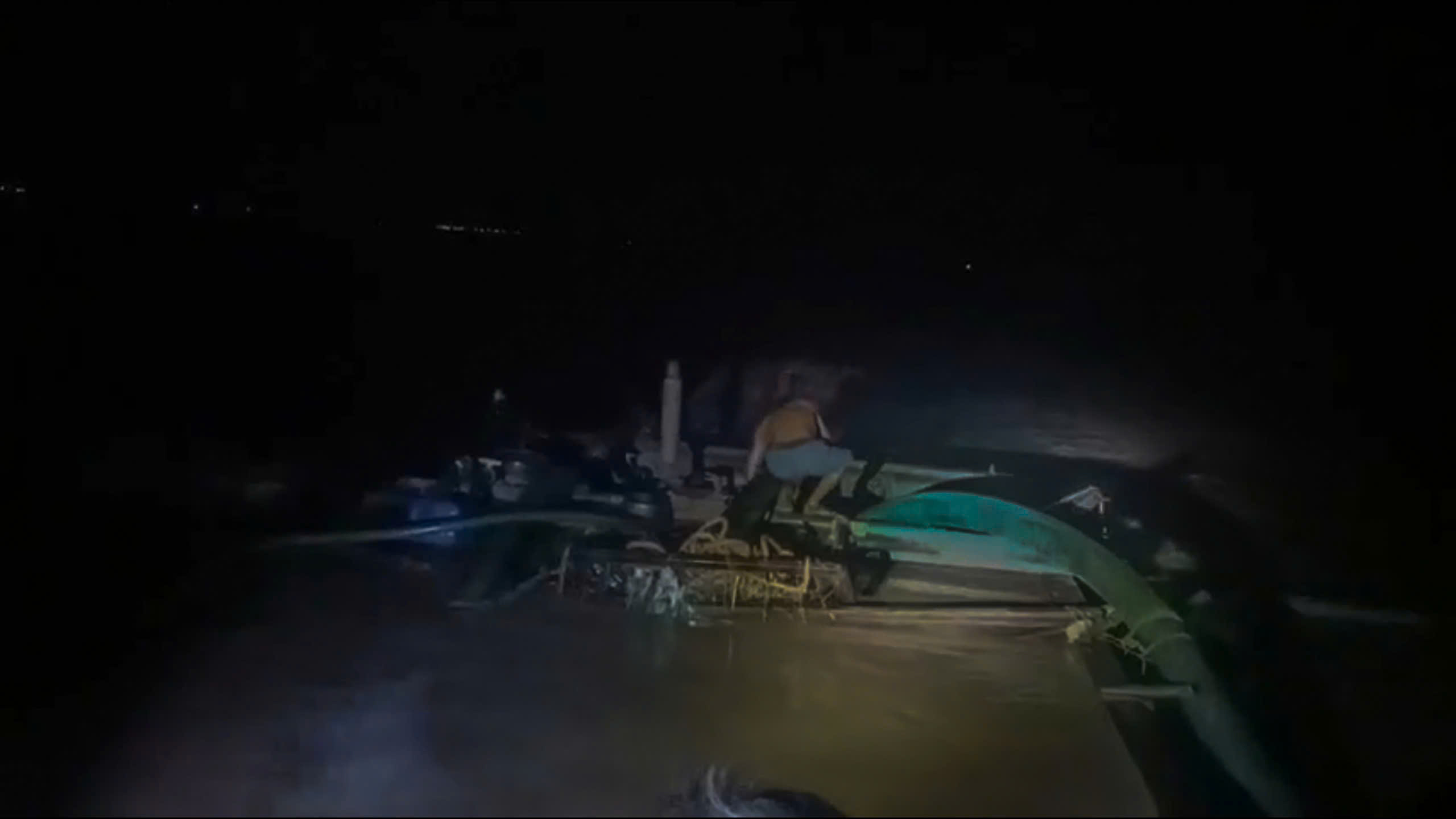 Tuần tra trong đêm, phát hiện hai vụ khai thác cát lậu trên sông Cổ Chiên- Ảnh 1. Tuần tra trong đêm, phát hiện hai vụ khai thác cát lậu trên sông Cổ Chiên- Ảnh 1.