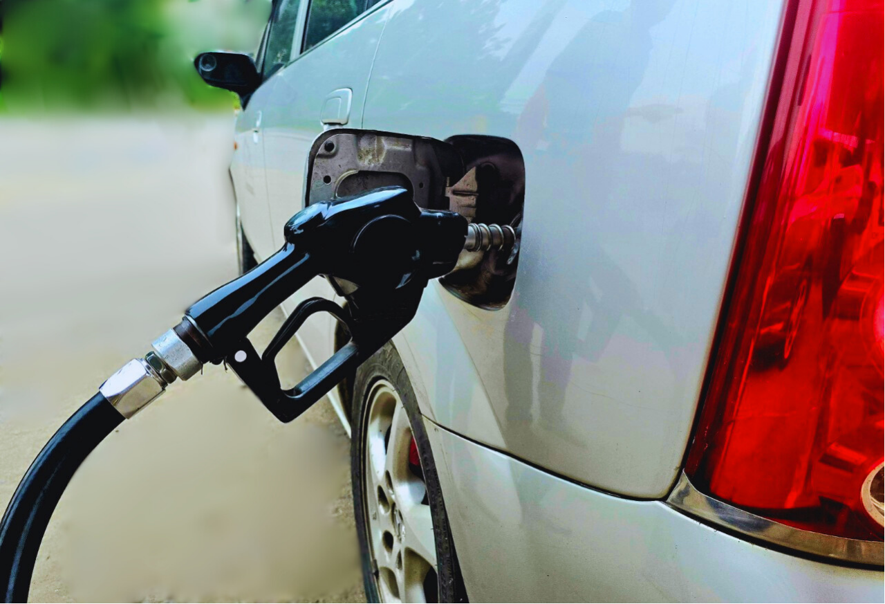 Xăng, dầu đồng loạt giảm giá từ chiều nay 17/10- Ảnh 1. Xăng, dầu đồng loạt giảm giá từ chiều nay 17/10- Ảnh 1.