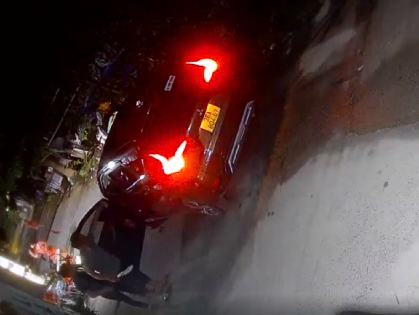 TP.HCM: Người đàn ông cầm mã tấu chém tài xế taxi công nghệ- Ảnh 1.