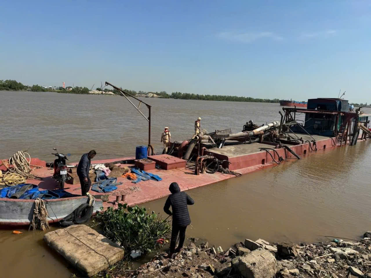 Nam Định: Bắt quả tang phương tiện thủy khai thác cát trái phép trên sông Hồng- Ảnh 1. Nam Định: Bắt quả tang phương tiện thủy khai thác cát trái phép trên sông Hồng- Ảnh 1.