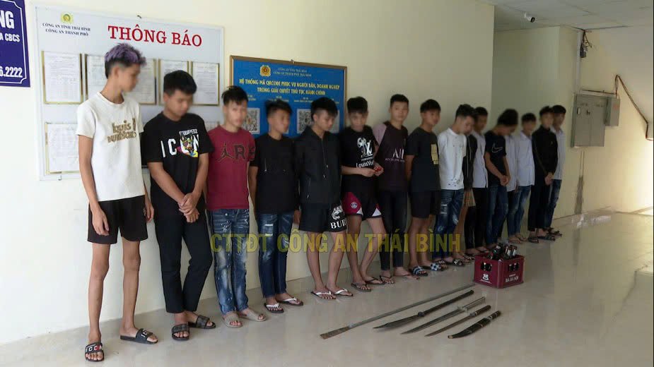Bắt nhóm thanh niên, học sinh mang hung khí diễu phố để "giải quyết mâu thuẫn"- Ảnh 1. Bắt nhóm thanh niên, học sinh mang hung khí diễu phố để "giải quyết mâu thuẫn"- Ảnh 1.