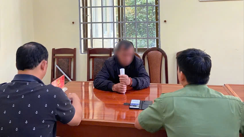 Triệu tập người đăng tin so sánh cảnh sát biểu diễn mô tô với người mẫu Ngọc Trinh- Ảnh 1. Triệu tập người đăng tin so sánh cảnh sát biểu diễn mô tô với người mẫu Ngọc Trinh- Ảnh 1.