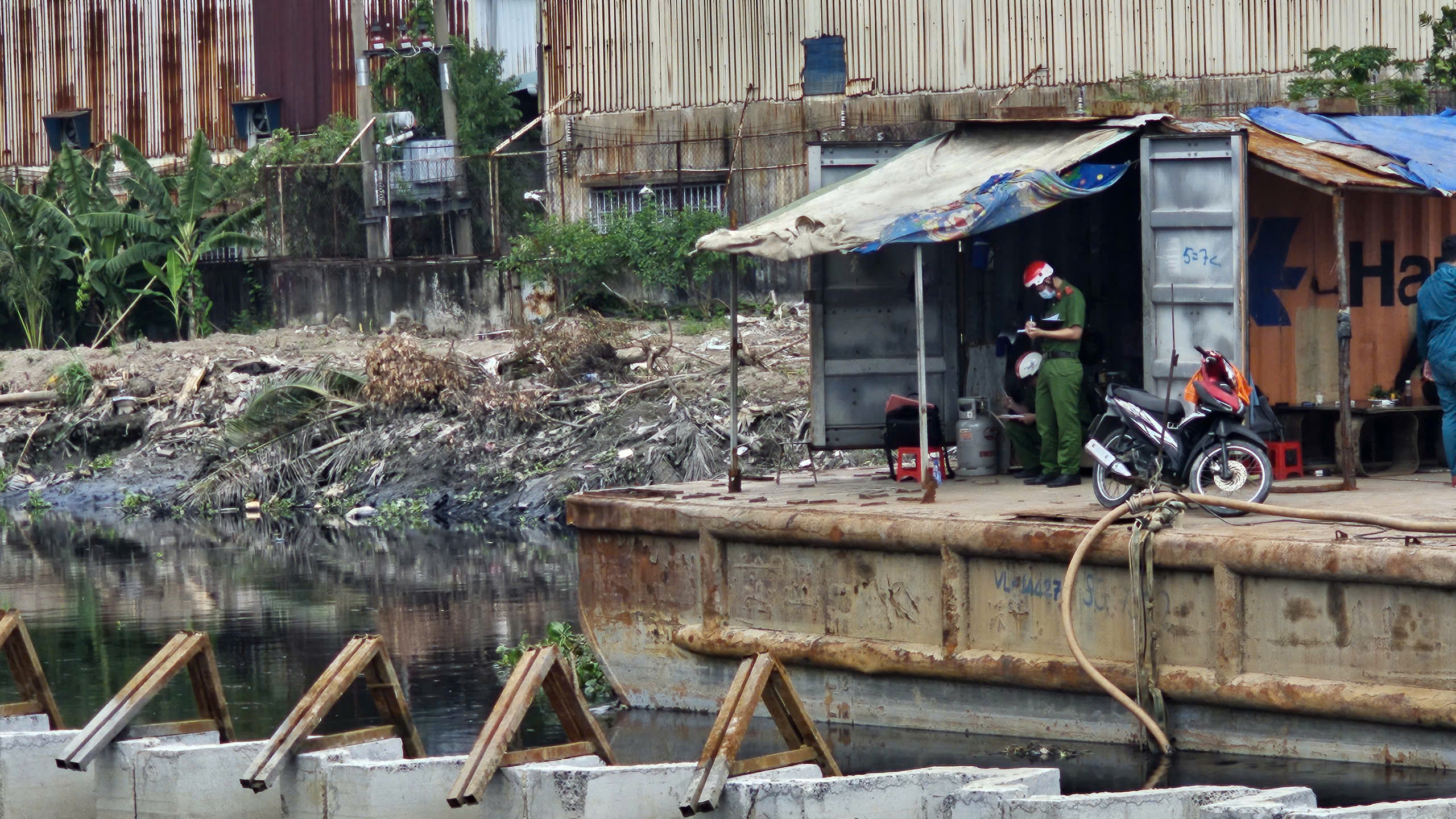 Phát hiện thi thể nam giới lõa thể dưới kênh nước- Ảnh 1.