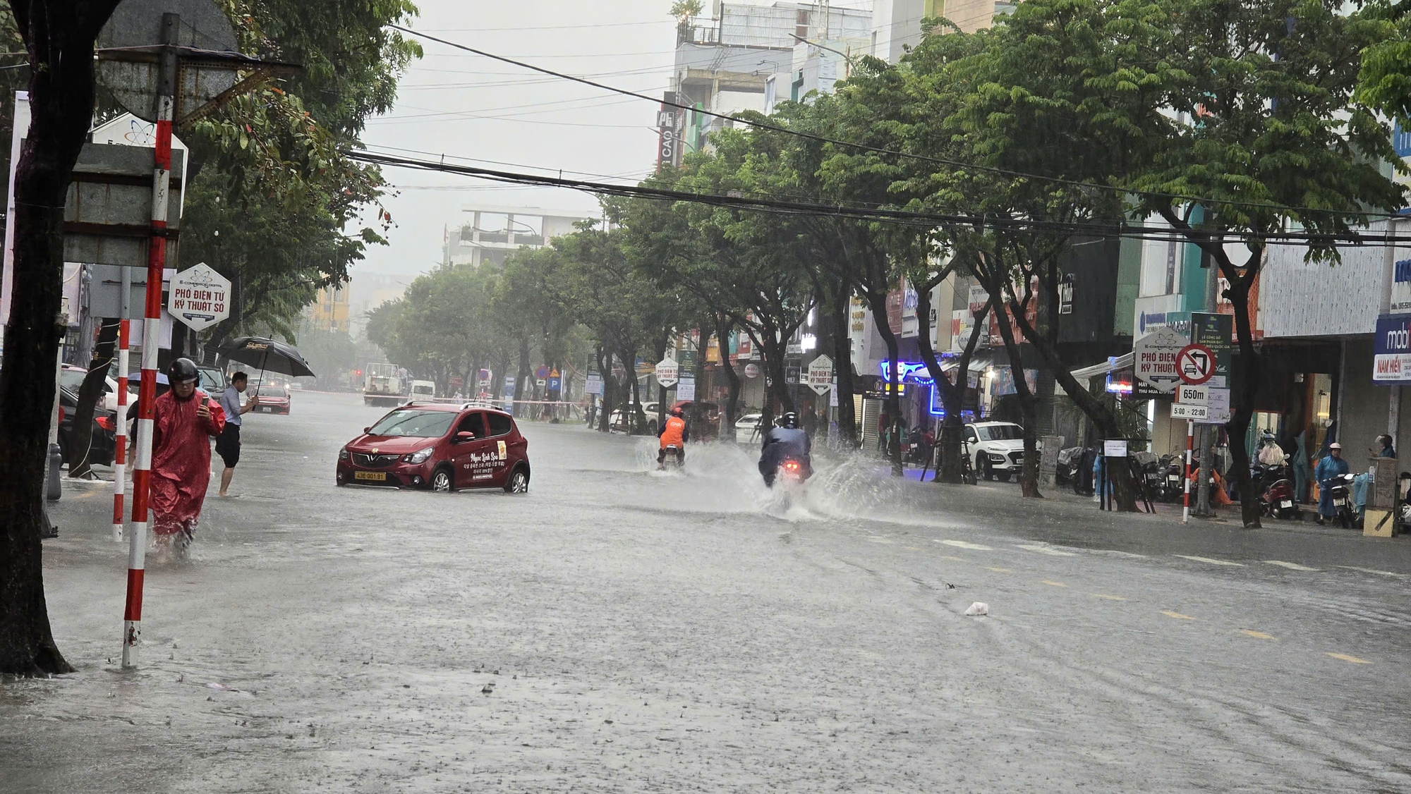 Đường phố Đà Nẵng thành sông sau mưa lớn, ô tô chết máy nằm la liệt- Ảnh 1.