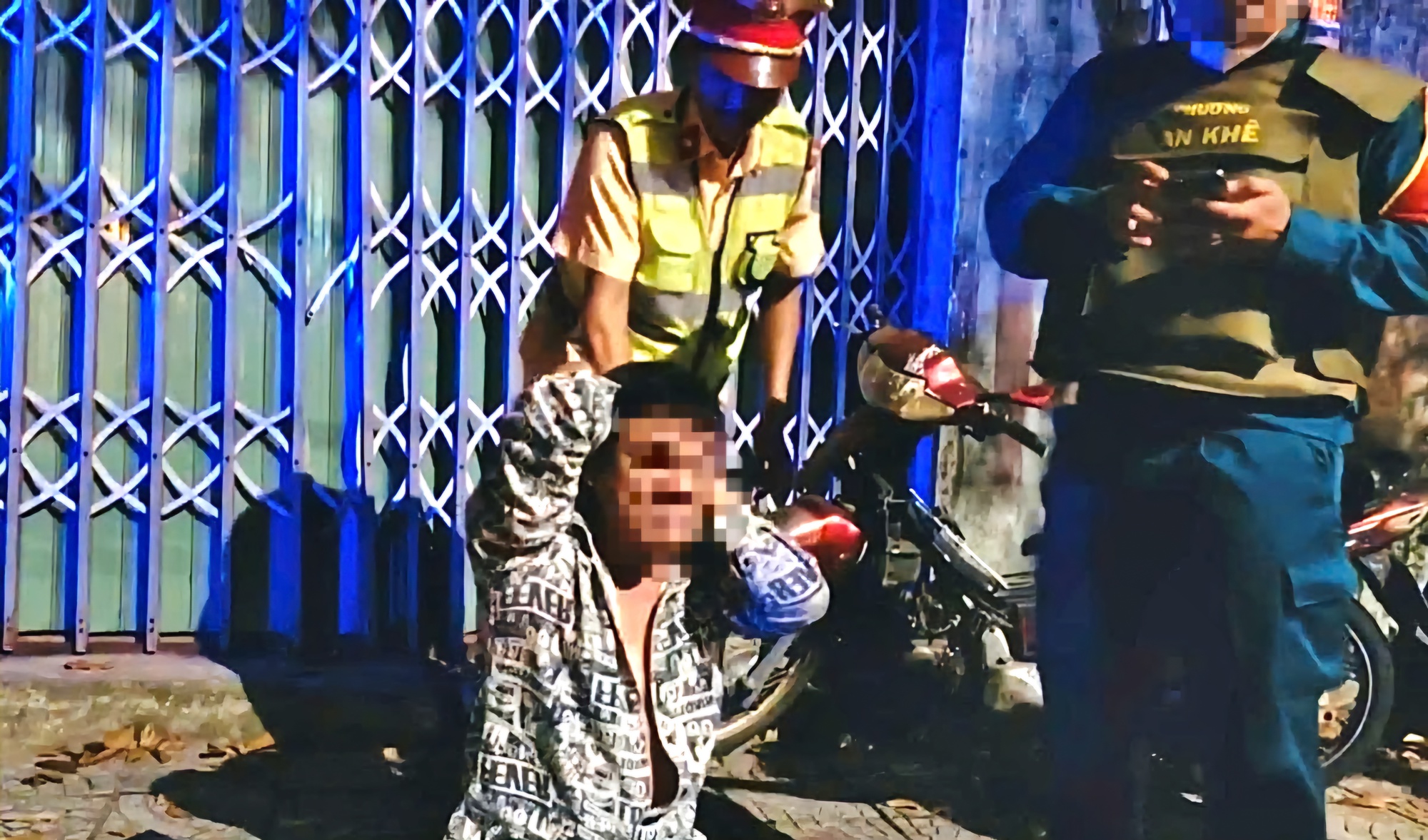 CSGT nổ súng cảnh báo, khống chế đối tượng tấn công tổ công tác làm nhiệm vụ- Ảnh 1.