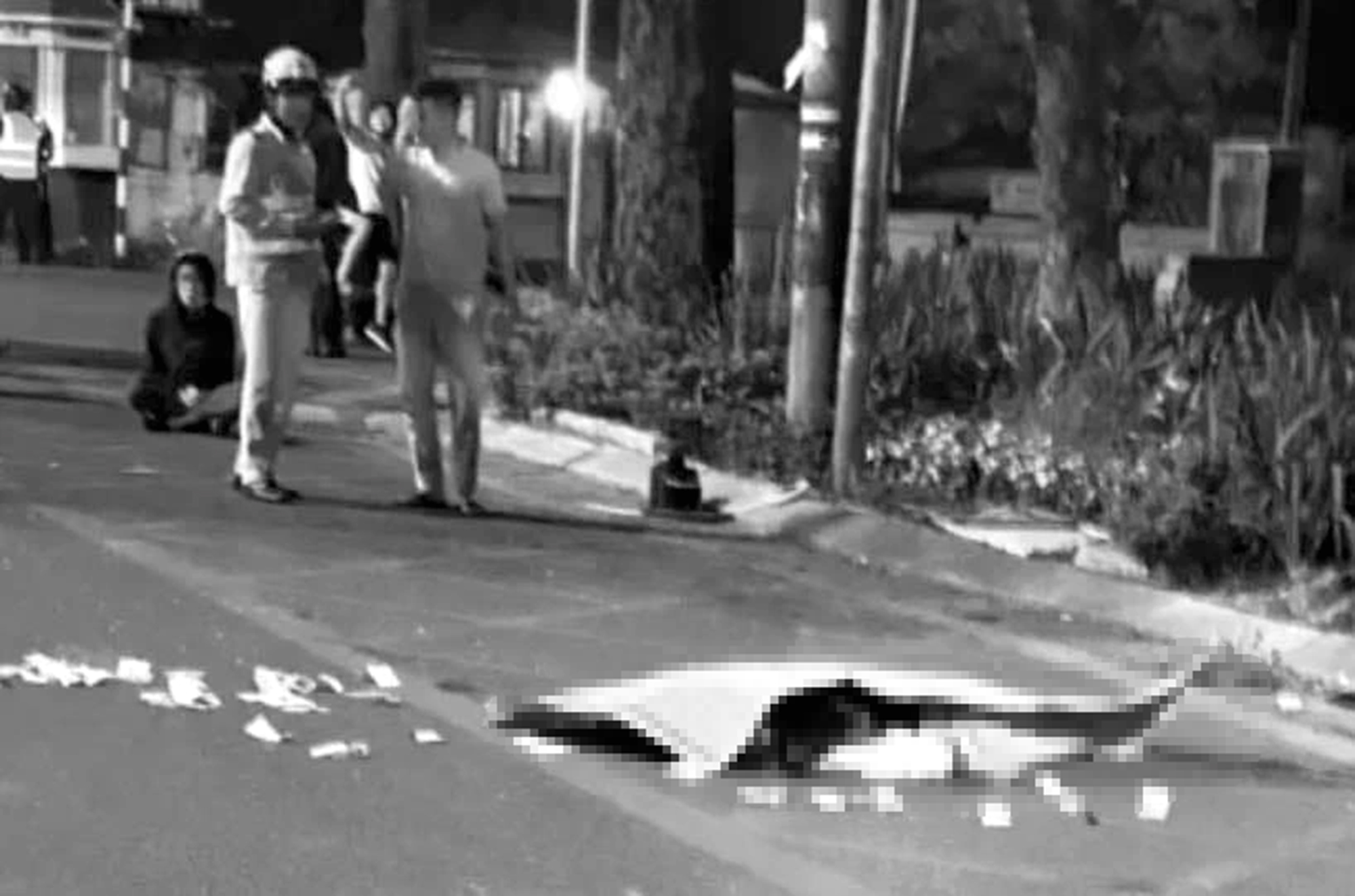 Ám ảnh những vòng hoa trắng- Ảnh 1.