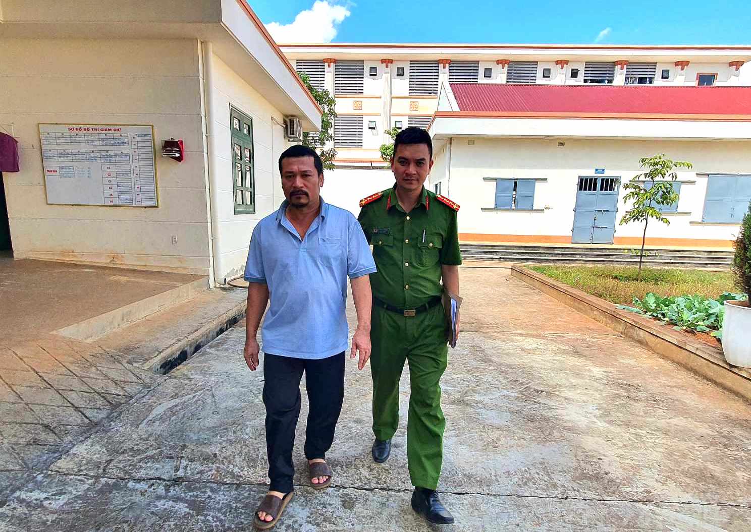 Bắt tạm giam chủ quán karaoke giúp sức cho nhóm thanh niên "bay lắc"- Ảnh 1.