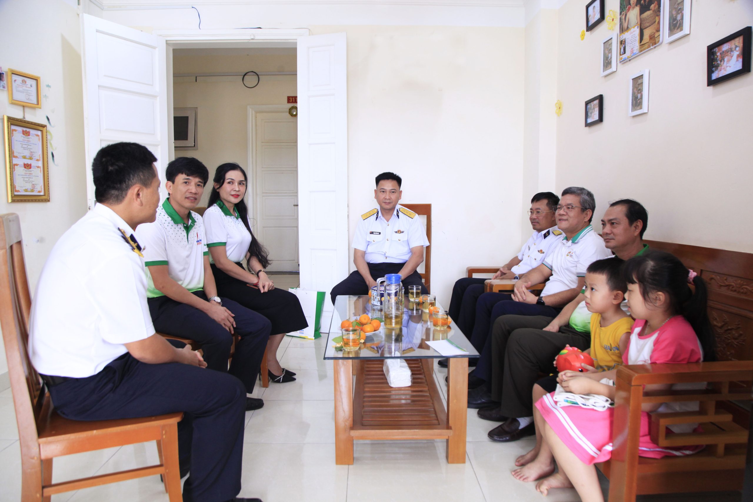 Đoàn công tác Nhà máy Đạm Phú Mỹ thăm, chúc mừng cán bộ, chiến sỹ Lữ đoàn 162