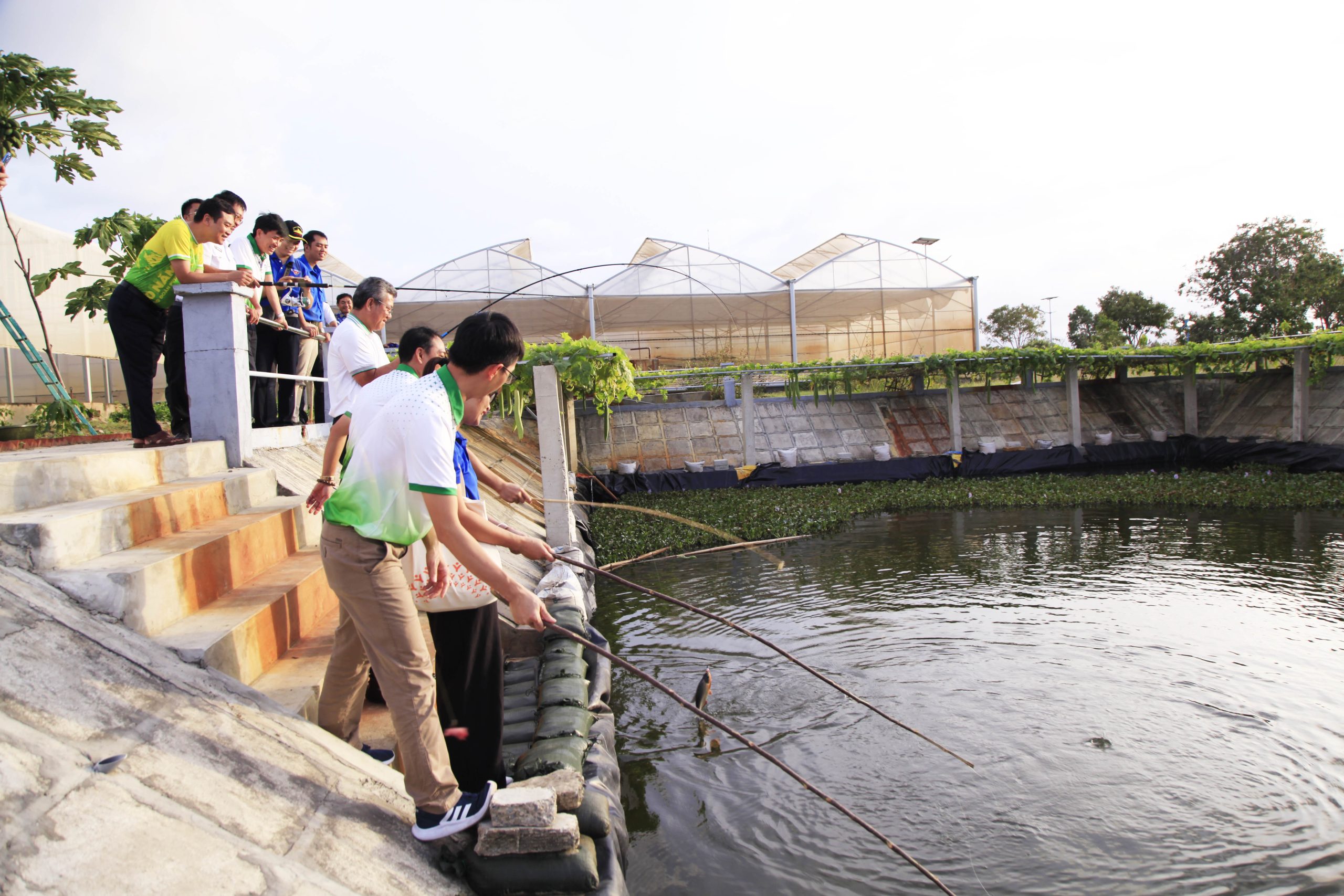 Đoàn công tác Nhà máy Đạm Phú Mỹ thăm, chúc mừng cán bộ, chiến sỹ Lữ đoàn 162