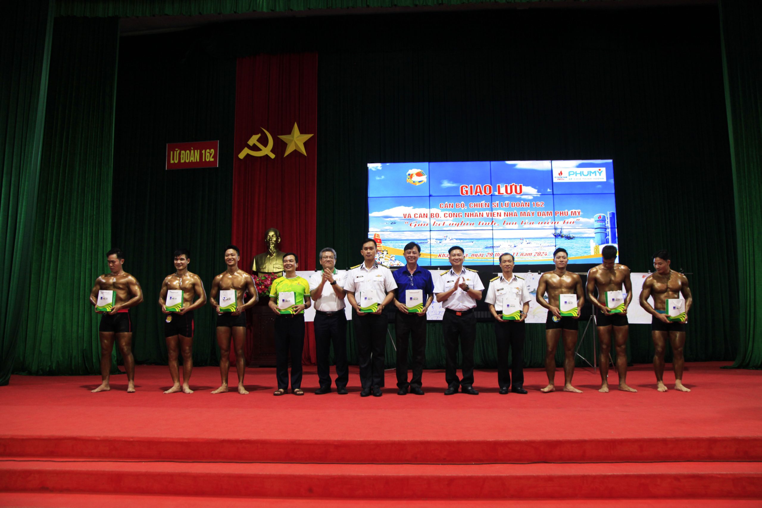 Đoàn công tác Nhà máy Đạm Phú Mỹ thăm, chúc mừng cán bộ, chiến sỹ Lữ đoàn 162