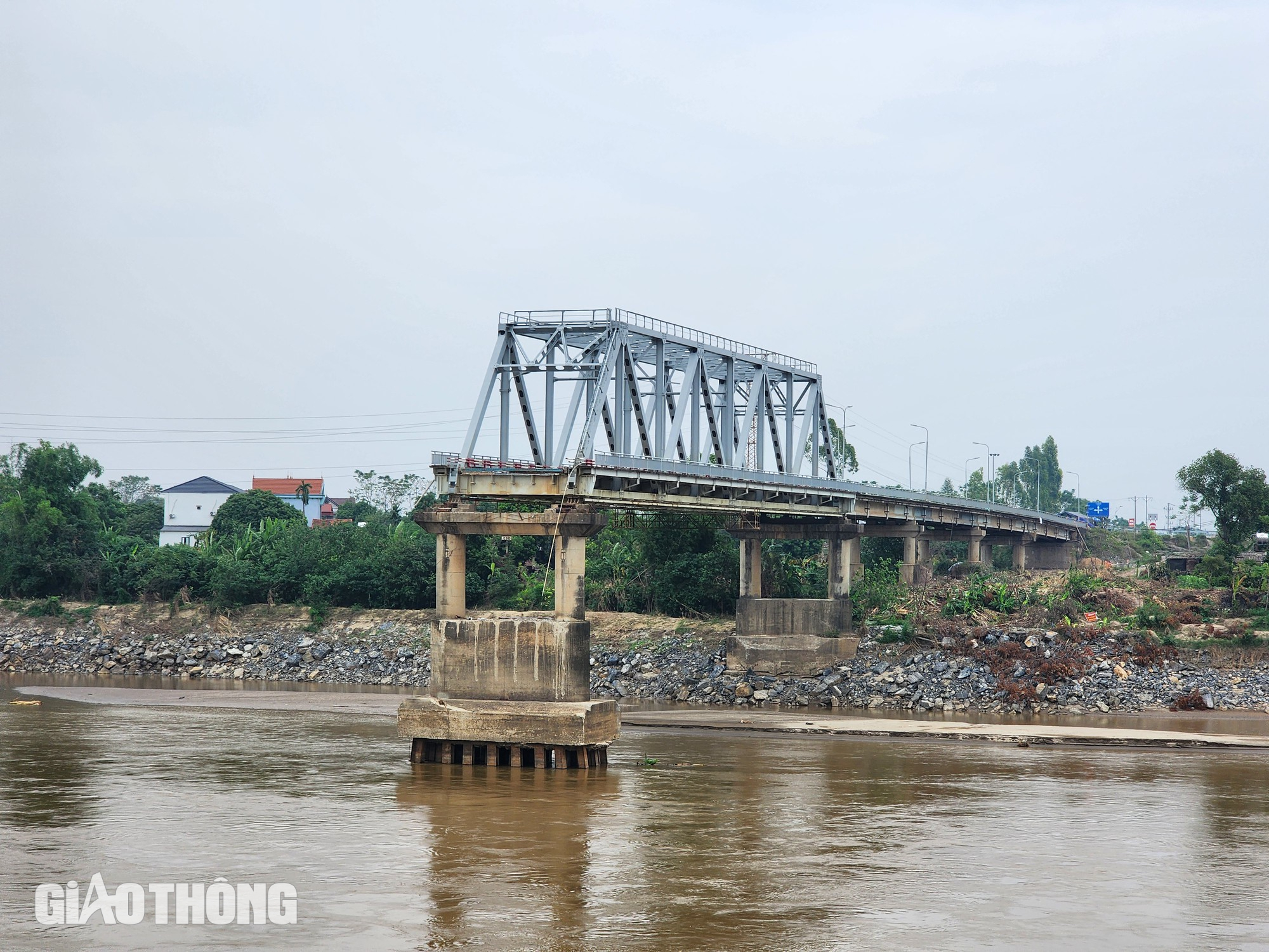 Trụ cầu Phong Châu lộ rõ sau khi nước sông Hồng rút- Ảnh 1.