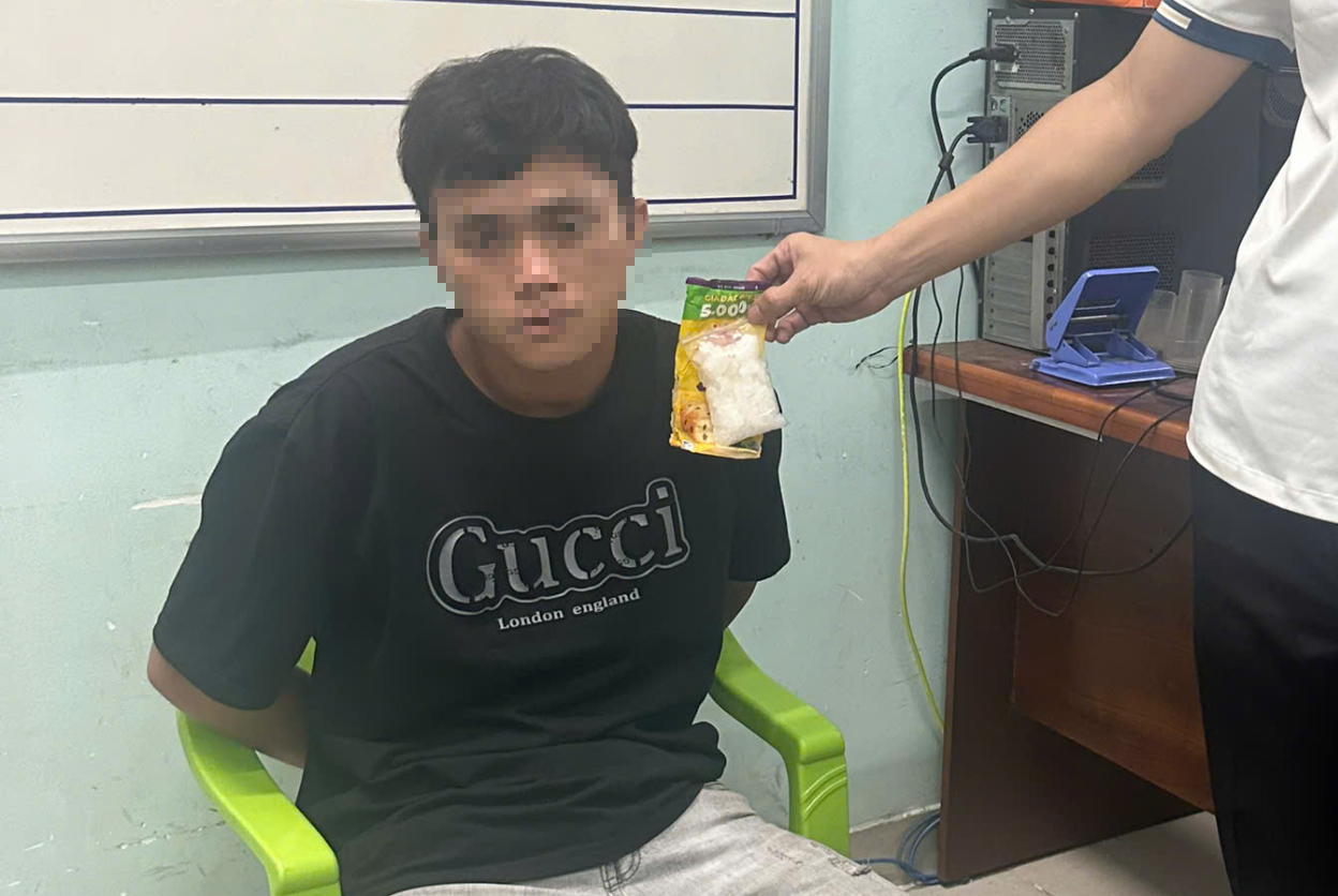 Bắt kẻ chuyên chích điện người đi đường để cướp tài sản- Ảnh 1.