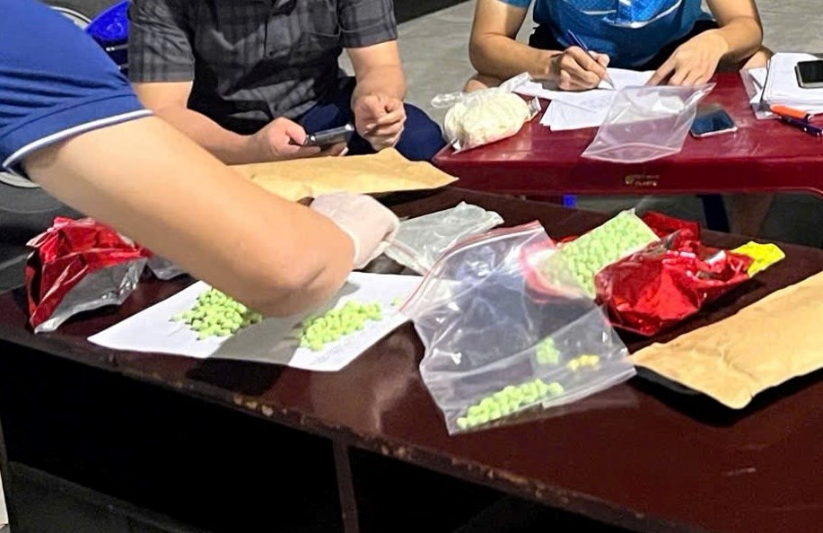 Lời khai của người lái xe máy không đội mũ bảo hiểm, vận chuyển thuê 2.000 viên ma túy- Ảnh 1. Lời khai của người lái xe máy không đội mũ bảo hiểm, vận chuyển thuê 2.000 viên ma túy- Ảnh 1.