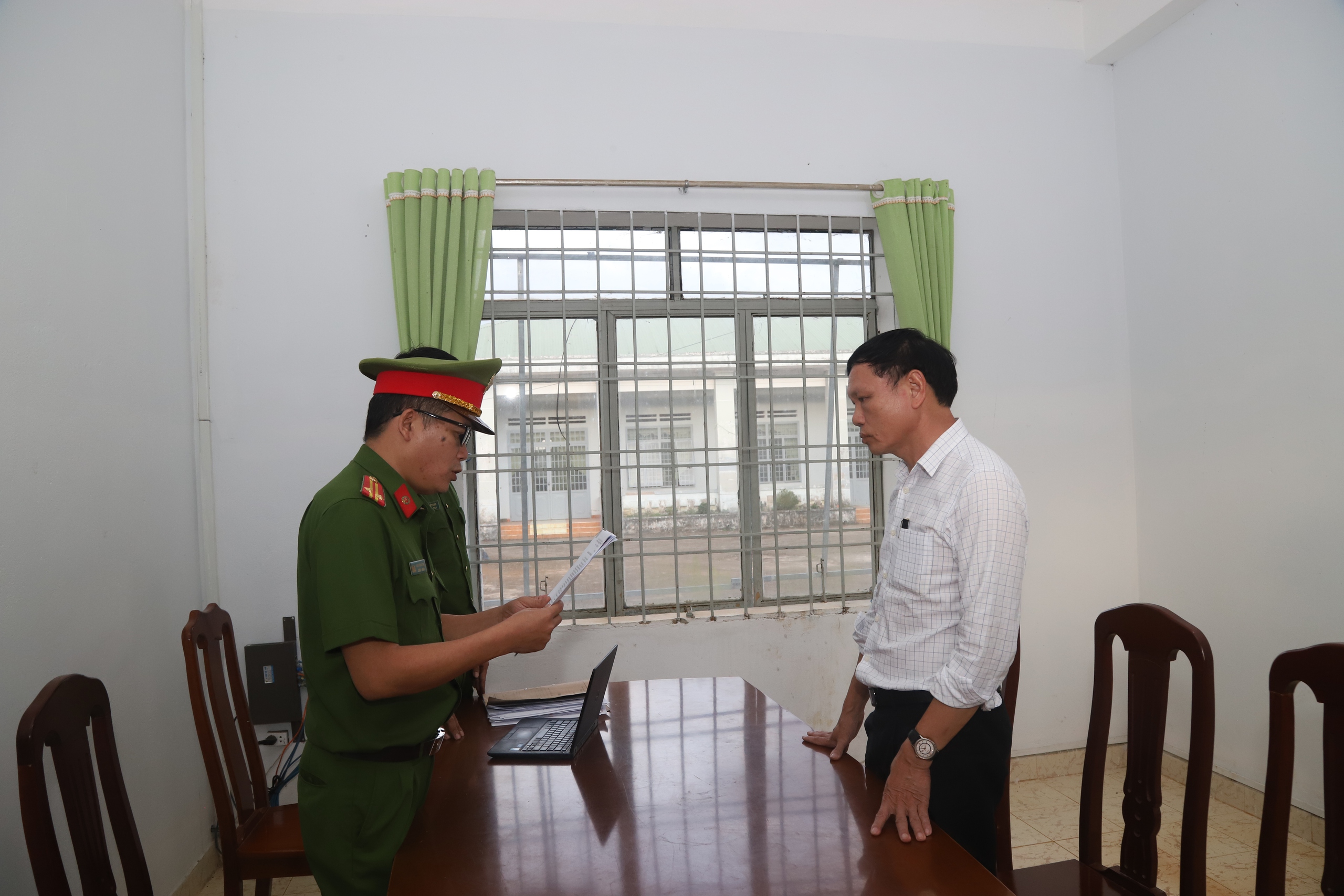 Bắt nguyên cán bộ địa chính xã lừa cho thuê đất rừng chiếm đoạt nhiều tỷ đồng- Ảnh 1. Bắt nguyên cán bộ địa chính xã lừa cho thuê đất rừng chiếm đoạt nhiều tỷ đồng- Ảnh 1.