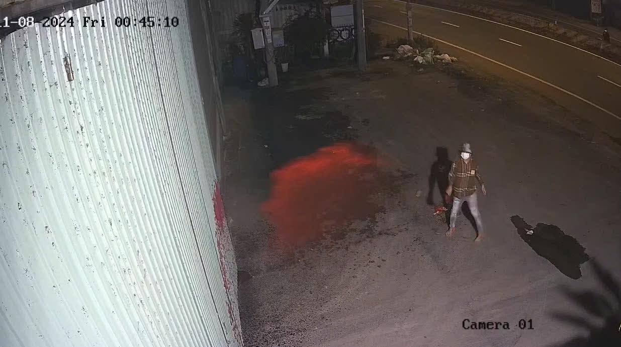 Long An: Công an truy bắt đối tượng tạt nước sơn vào kho gạo trên QL1- Ảnh 1.