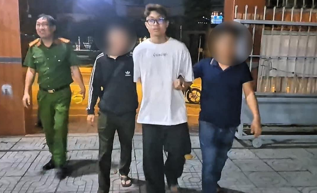 Bắt nhanh kẻ dùng dao đe dọa chủ tiệm, cướp 5 điện thoại di động- Ảnh 1.