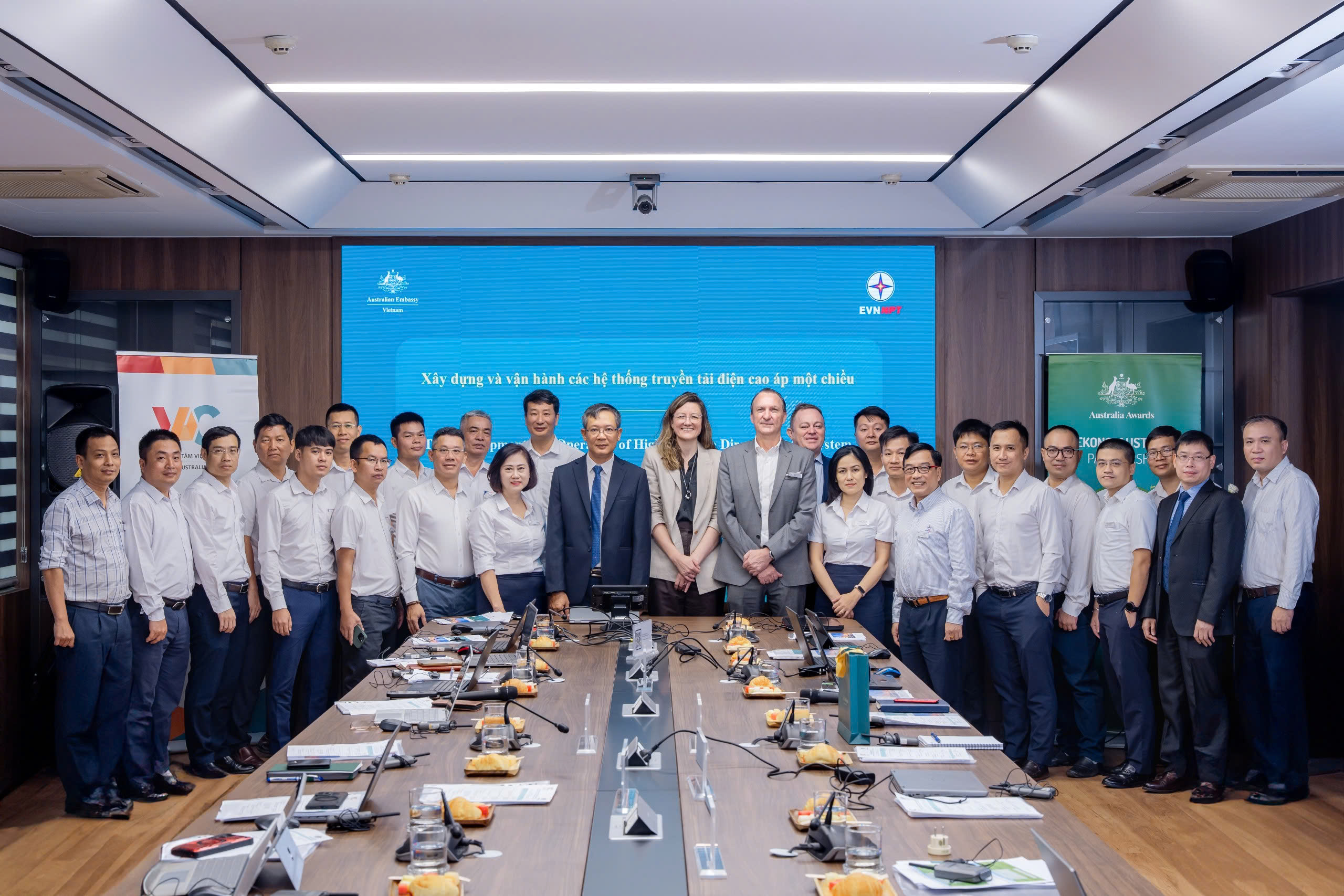 EVNNPT khởi động khóa học “Xây dựng và vận hành hệ thống truyền tải điện cao áp một chiều"- Ảnh 1. EVNNPT khởi động khóa học “Xây dựng và vận hành hệ thống truyền tải điện cao áp một chiều"- Ảnh 1.