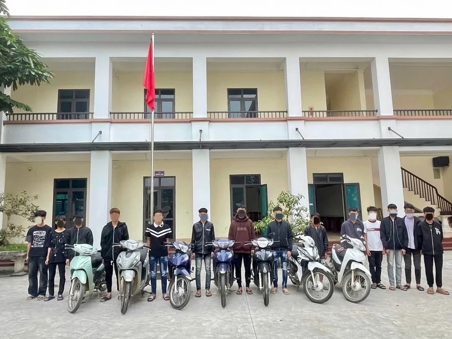 Khởi tố nhóm thanh niên đi xe máy, lạng lách gây náo loạn đường phố ở Yên Bái- Ảnh 1.