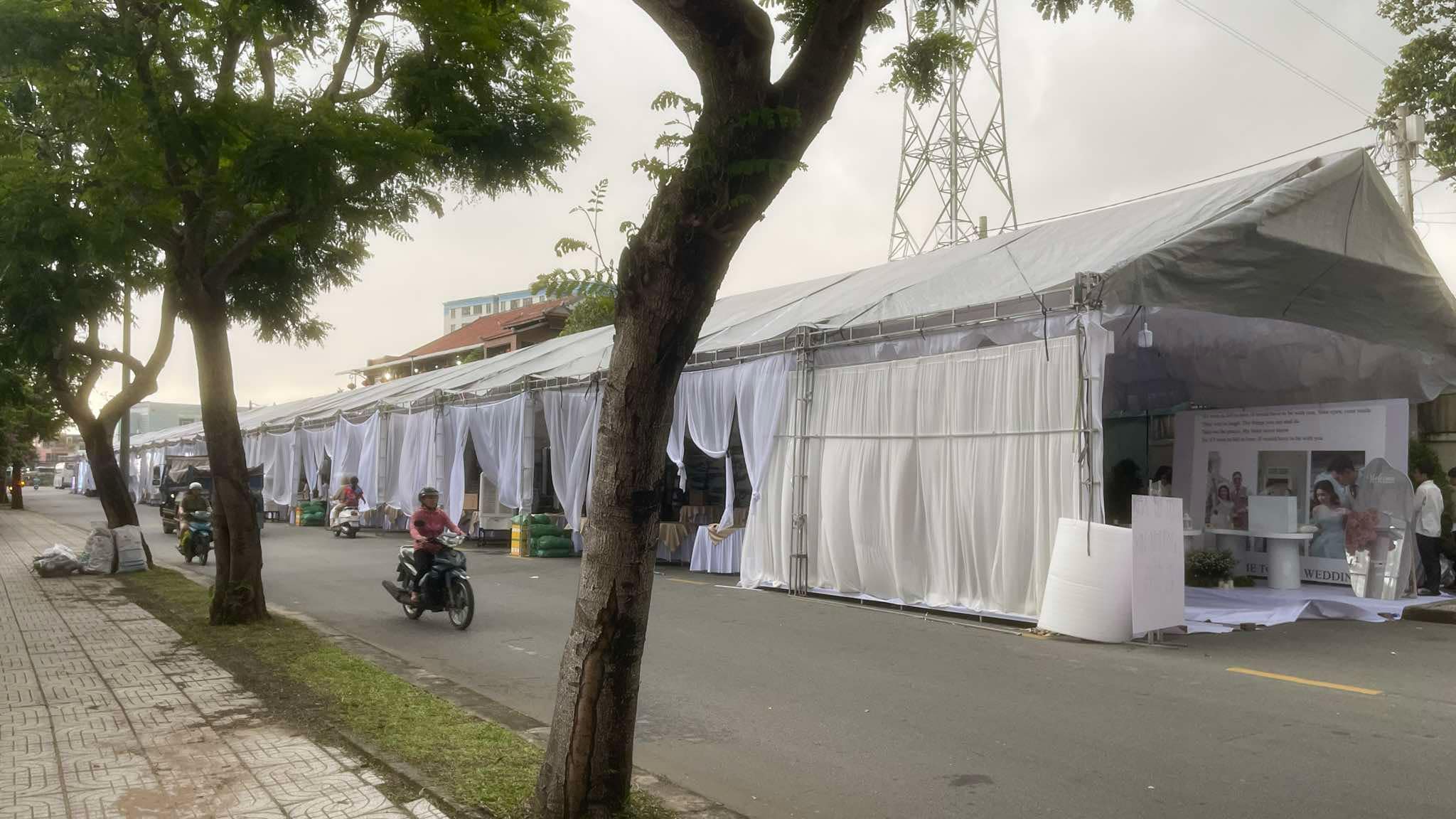 Rạp cưới dựng giữa đường ở TP.HCM, ô tô phải đi ngược chiều- Ảnh 1. Rạp cưới dựng giữa đường ở TP.HCM, ô tô phải đi ngược chiều- Ảnh 1.
