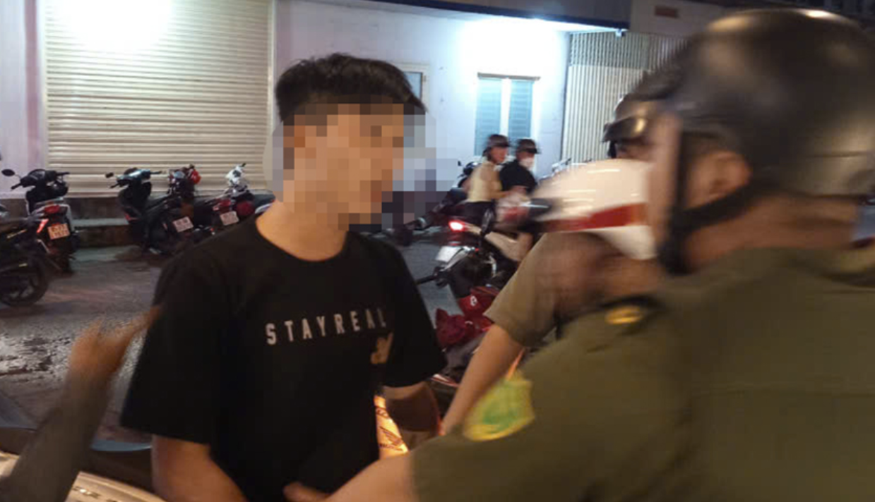 Công an khống chế hai đối tượng làm loạn trên phố khiến một người bị thương- Ảnh 1. Công an khống chế hai đối tượng làm loạn trên phố khiến một người bị thương- Ảnh 1.