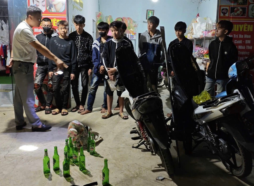 Bắt nhóm thanh niên đi xe máy lạng lách mang theo hung khí- Ảnh 1. Bắt nhóm thanh niên đi xe máy lạng lách mang theo hung khí- Ảnh 1.