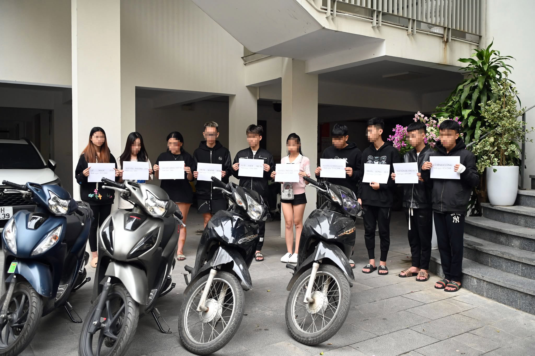 Vụ đoàn đua tông chết cô gái chờ đèn đỏ: Bộ trưởng Công an chỉ đạo xử lý hành vi giao xe- Ảnh 1. Vụ đoàn đua tông chết cô gái chờ đèn đỏ: Bộ trưởng Công an chỉ đạo xử lý hành vi giao xe- Ảnh 1.