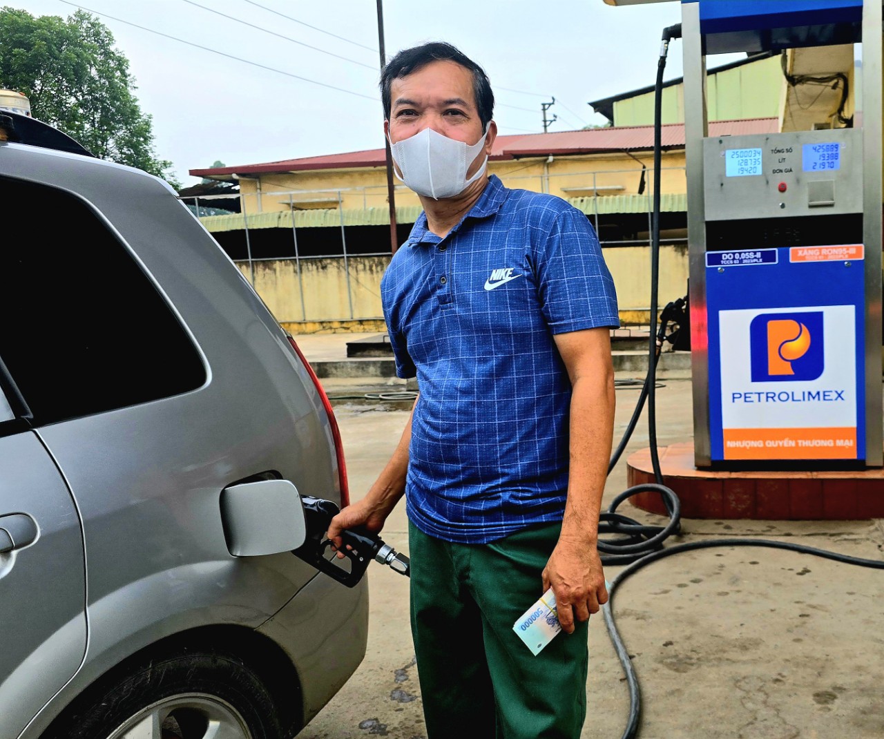 Giá xăng đồng loạt giảm từ chiều 14/11- Ảnh 1.