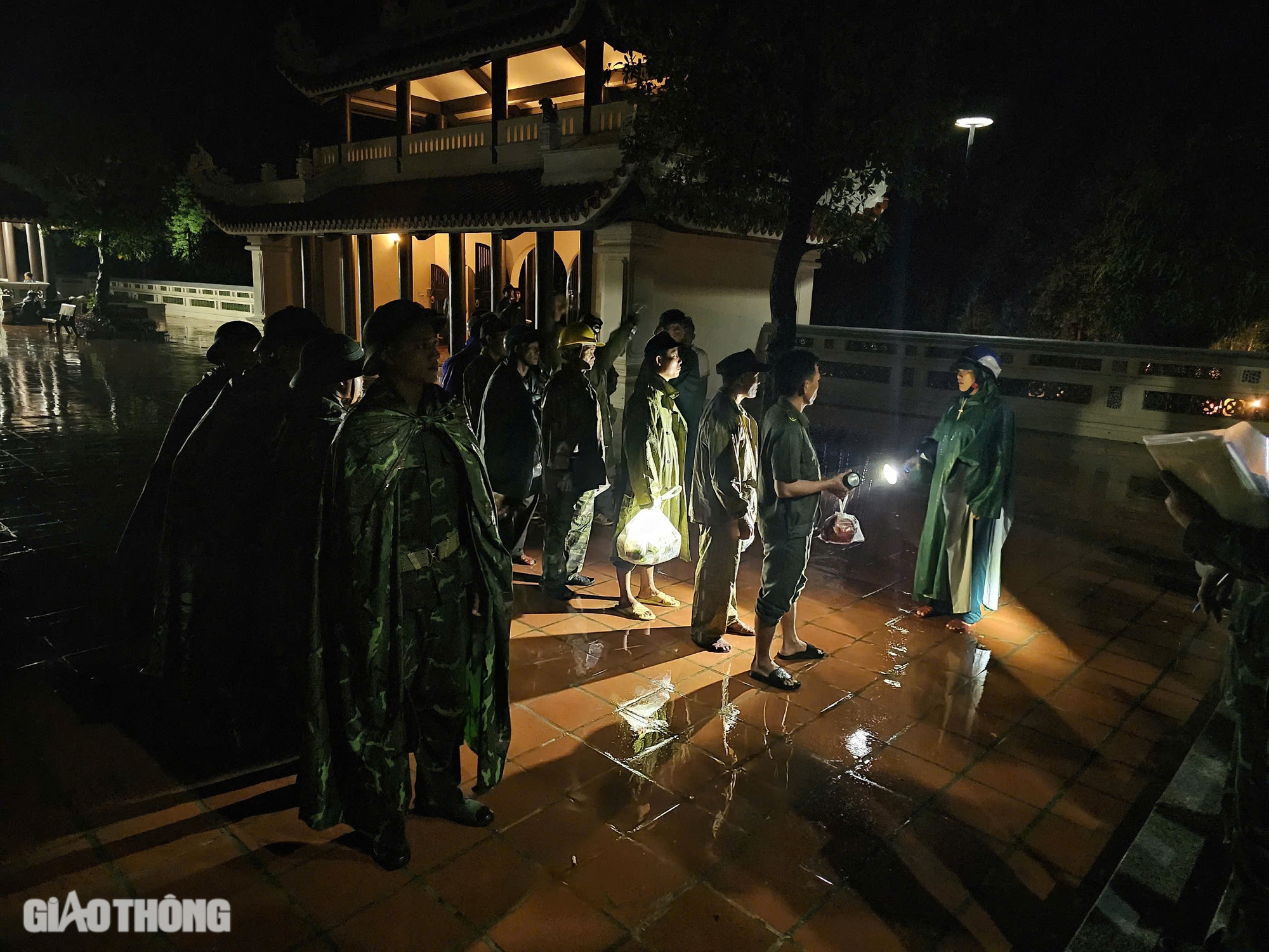 Rơi máy bay quân sự ở Bình Định: Khoanh vùng tìm kiếm phi công trong đêm tối- Ảnh 1.