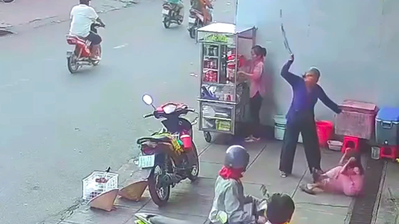 Đã xác định người phụ nữ đánh con nghi do bán không hết vé số- Ảnh 1. Đã xác định người phụ nữ đánh con nghi do bán không hết vé số- Ảnh 1.