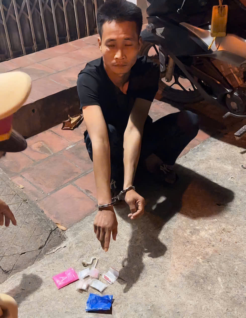 CSGT Bắc Giang bắt đối tượng vi phạm giao thông, tàng trữ ma túy- Ảnh 1.