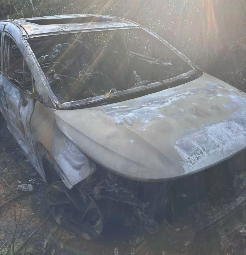 Phát hiện xe ô tô 4 chỗ cháy rụi dưới chân đèo- Ảnh 1.